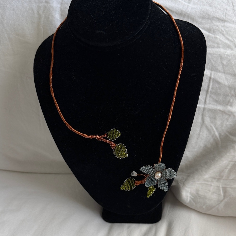 Chic Floral Necklace with Green and Silver Details